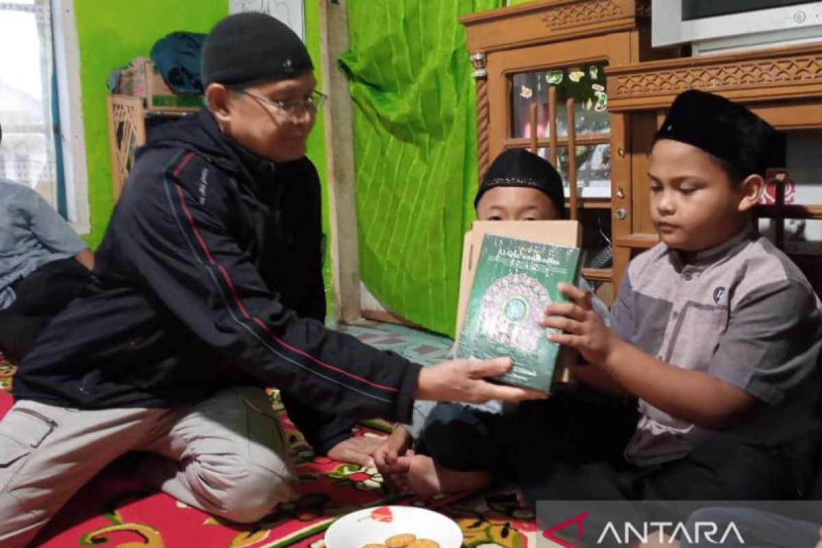 Sinai cabang Diponegoro Padang serahkan bantuan Al Quran ke Rumah Quran Al Fattah