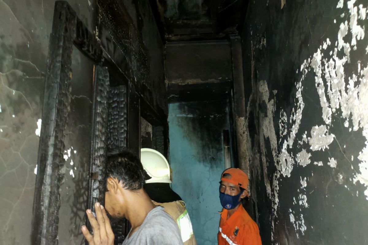 Damkar Jakbar padamkan kebakaran satu rumah tinggal di Jalan Pelita