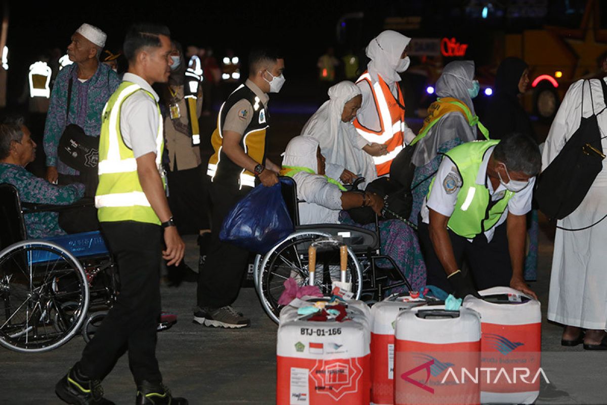 392 peserta haji Aceh kloter pertama tiba di Tanah Air