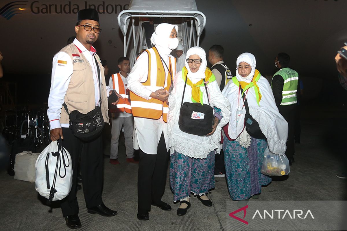 392 peserta haji Aceh kloter pertama tiba di Tanah Air