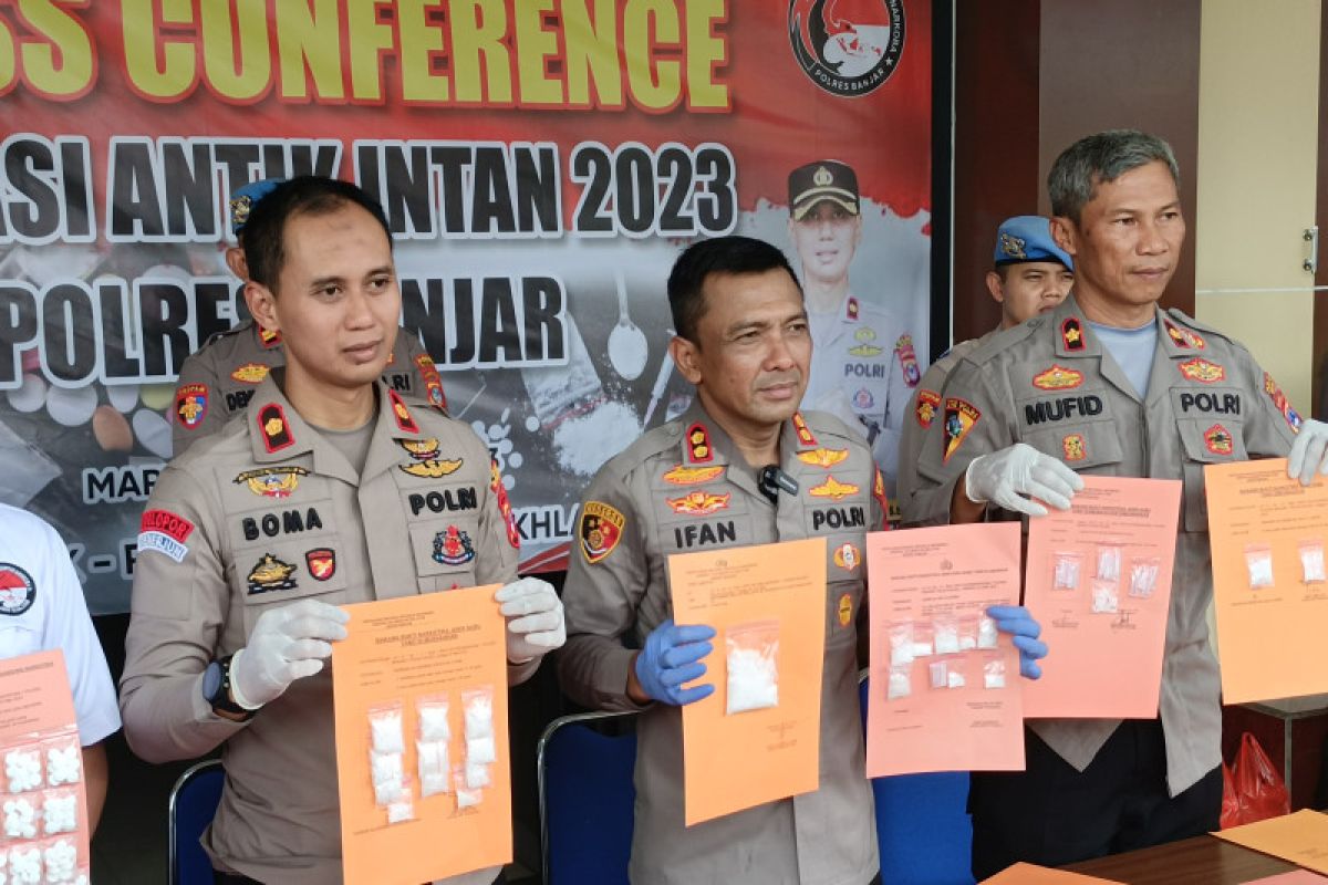 Polres Banjar tangkap 32 pengedar dan kurir narkoba selama operasi Antik