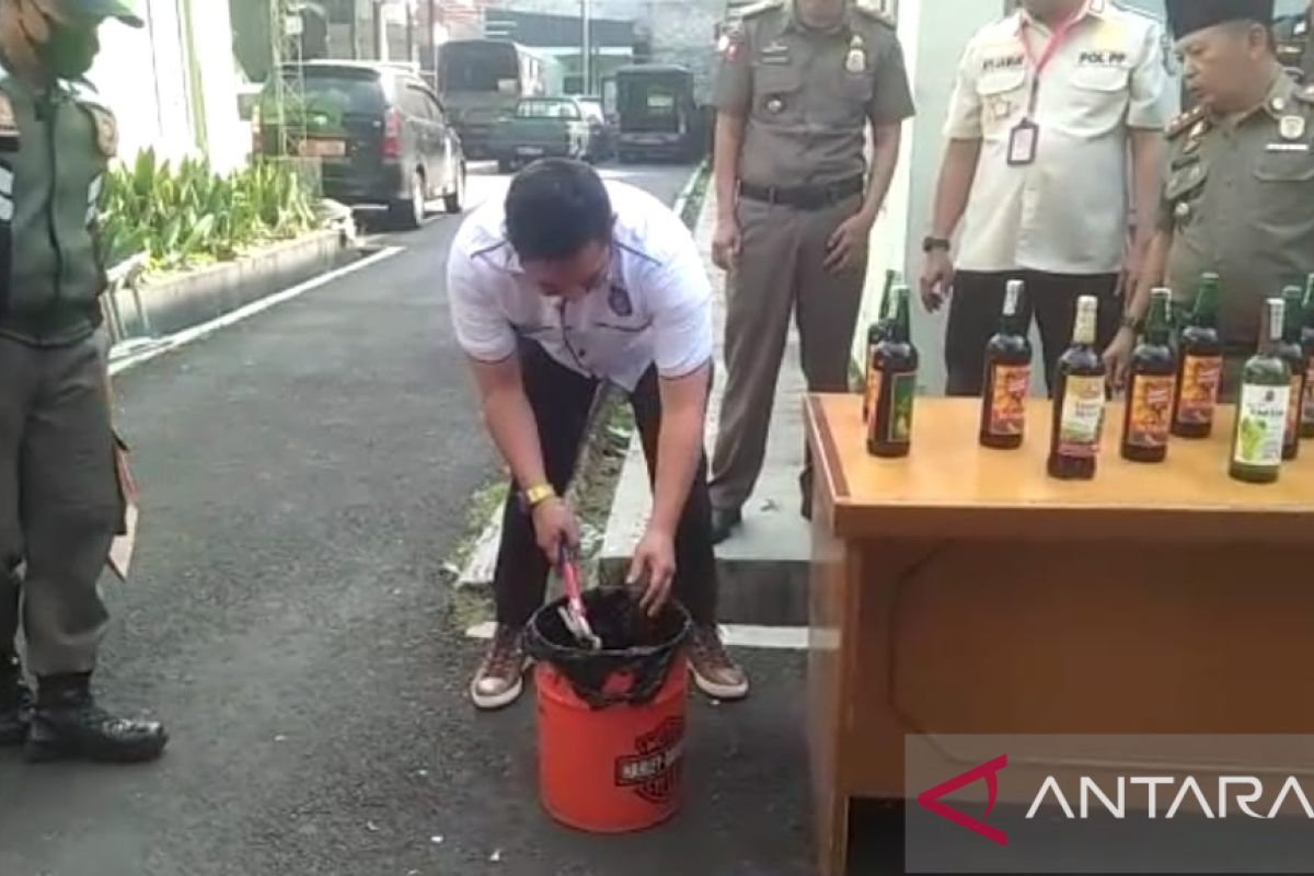 Tegakkan Perda Mihol Satpol PP musnahkan botol miras