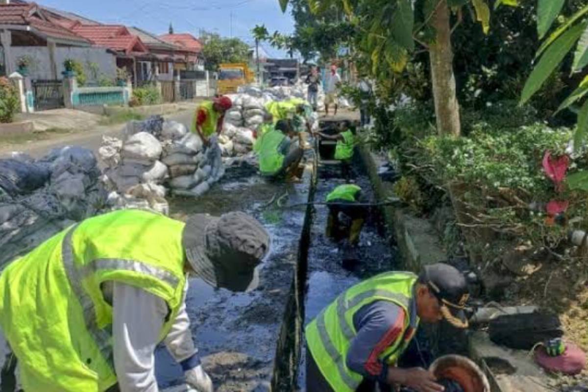 Pemkot Padang Perbaiki 15 Titik Drainase Cegah Banjir - ANTARA Sumbar