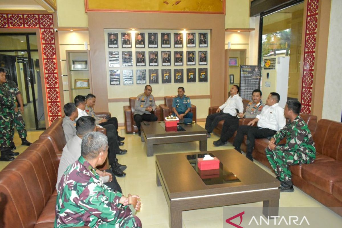 TNI AL Kendari perkuat sinergi bersama kepolisian mengawal NKRI