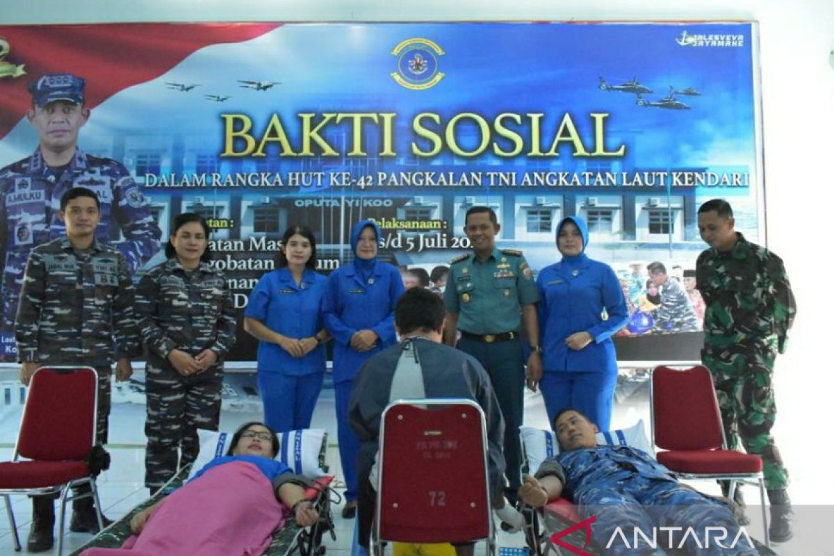 TNI AL Kendari gelar bakti sosial donor darah dan KB bagi warga pesisir