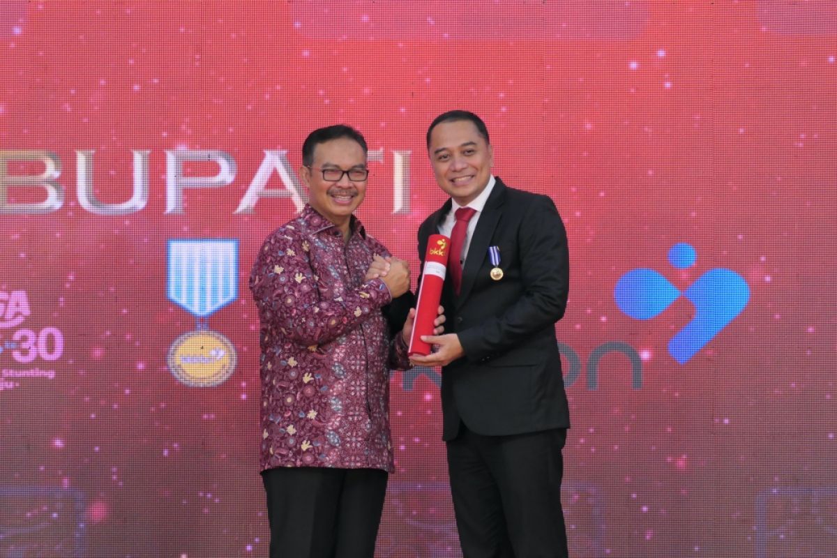 Wali Kota dan Ketua PKK Surabaya raih penghargaan tertinggi dari BKKBN