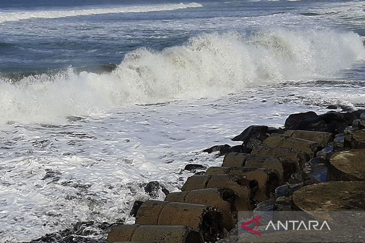 BMKG prakirkaan tinggi gelombang di laut selatan Jabar hingga DIY capai 6 meter