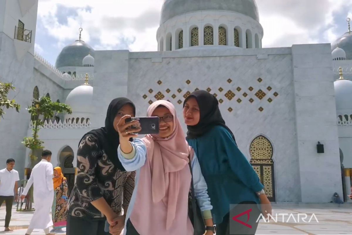 Masjid Sheikh Zayed Solo Setiap Hari Dikunjungi Orang Antara News Yogyakarta Berita