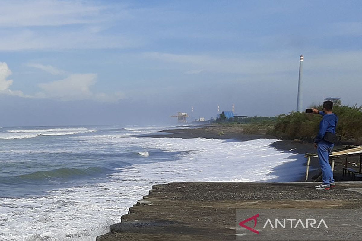 Gelombang tinggi di laut selatan Jabar hingga DIY diprakirakan capai 6 meter