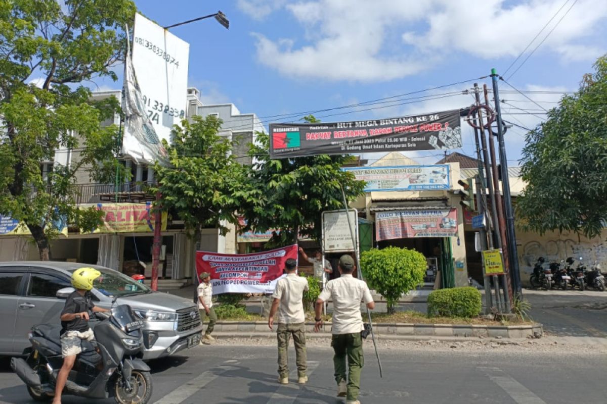 Satpol PP Surakarta : Pencopotan spanduk "people power" karena langgar aturan