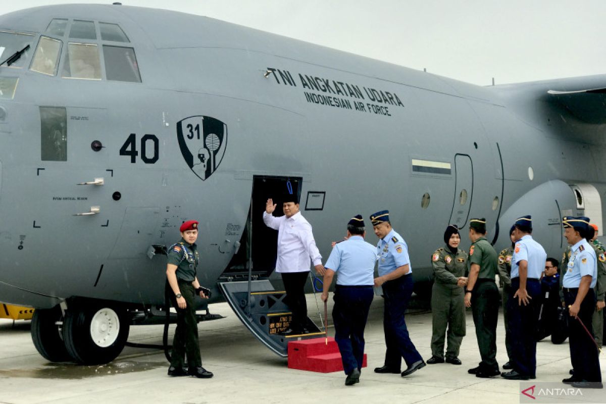 Menhan Prabowo resmi serahkan unit kedua C-130 J Super Hercules ke TNI AU di Lanud Halim