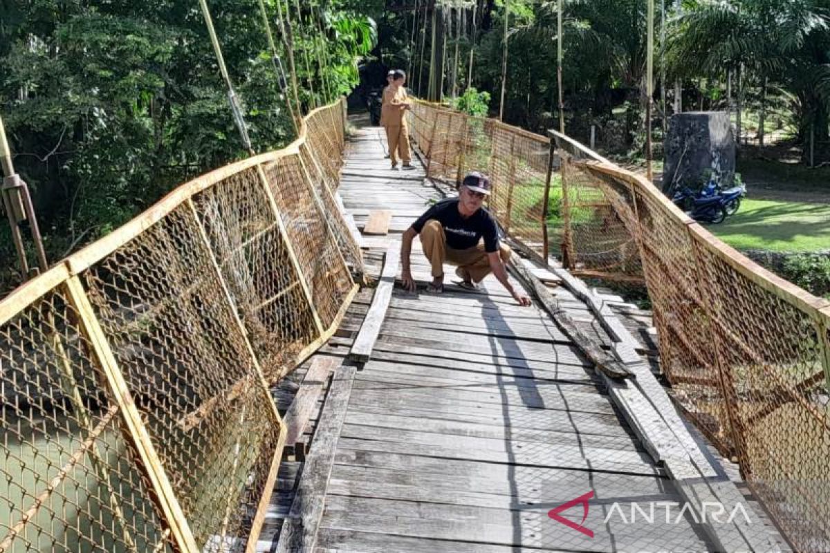 Jembatan gantung di pedalaman Aceh Barat miring ditabrak kapal tambang emas