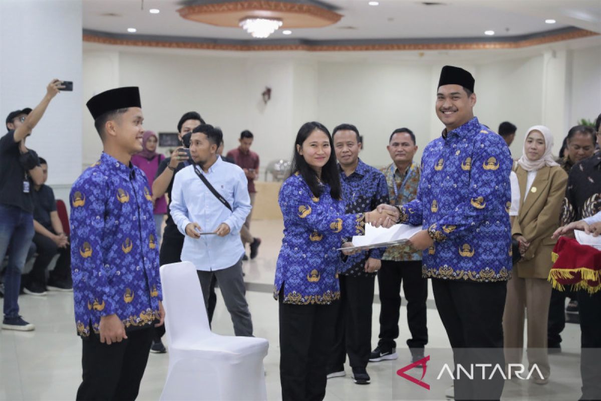 Ginting dan Felda semringah usai resmi menjadi Pegawai Negeri Sipil