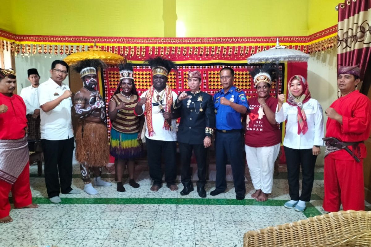Ketua PMI Provinsi Papua dan Pangikhan Tihang Makhga saling kenalkan kebudayaan