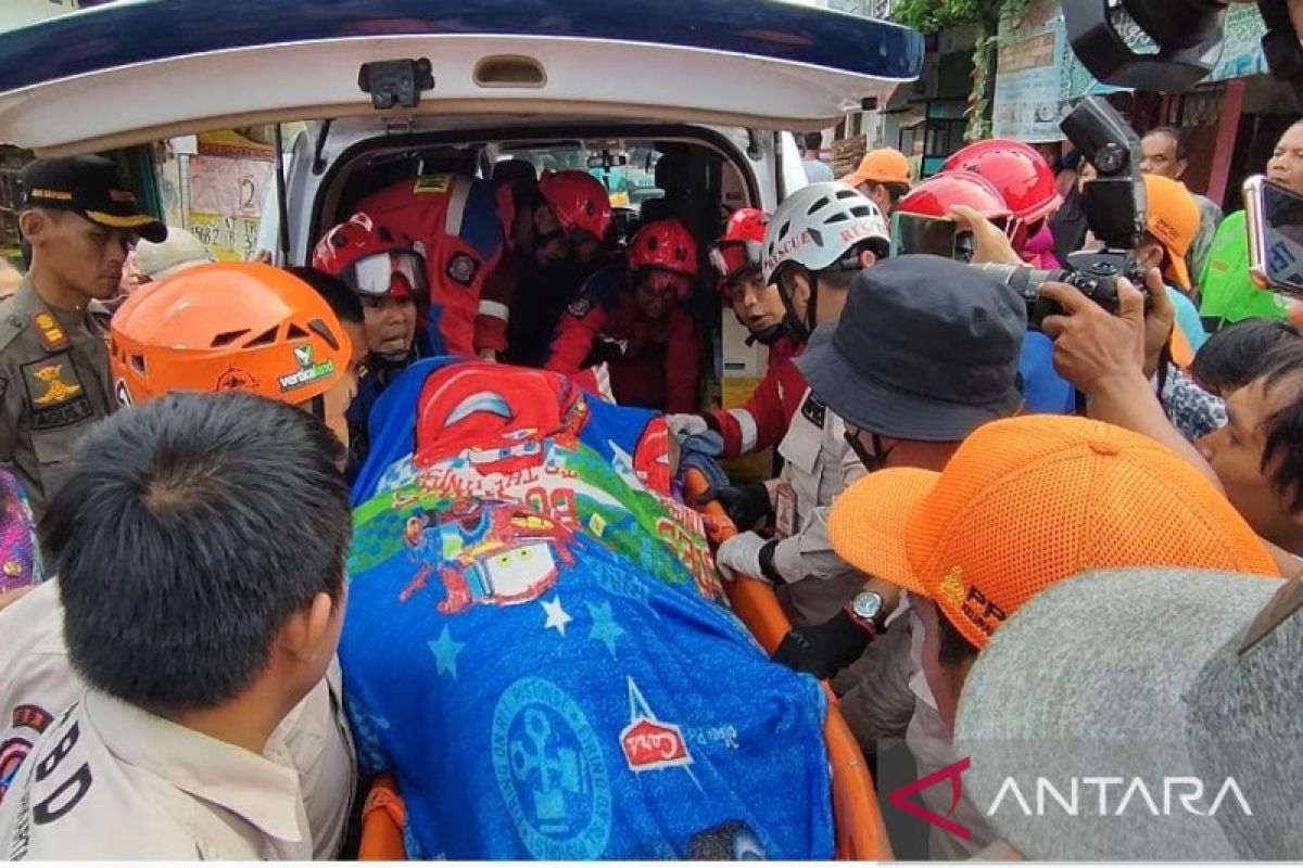 Petugas gabungan evakuasi pengidap obesitas ke RSU Adhyaksa