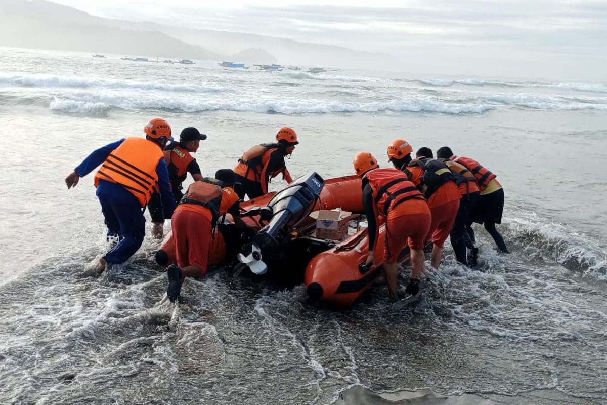 Tim SAR cari mahasiswa KKN Itera hilang di pantai Pesisir Barat Lampung