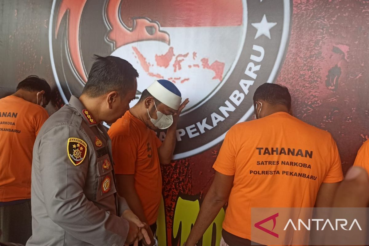 Tujuh tersangka termasuk sepasang tunangan coba edarkan 4,9 kg sabu di Pekanbaru
