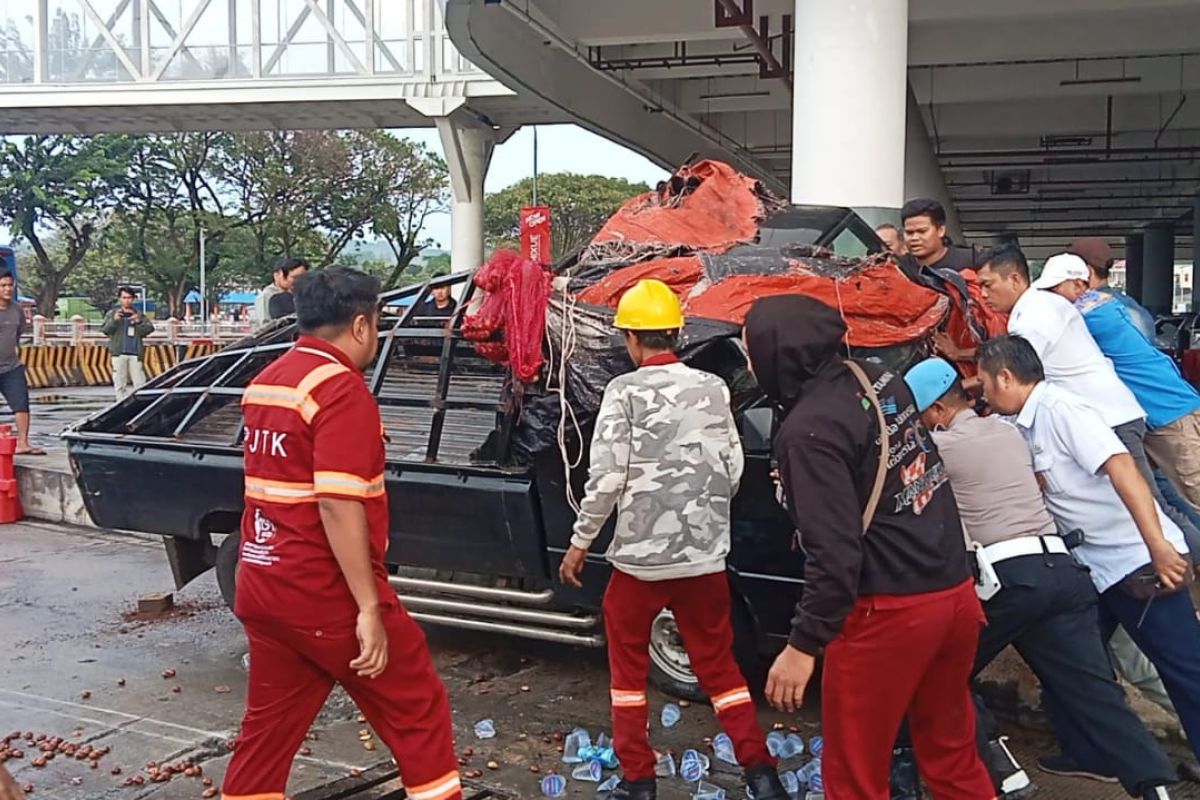 Mobil pick up bawa jengkol terguling saat masuk di Dermaga Eksekutif Bakauheni