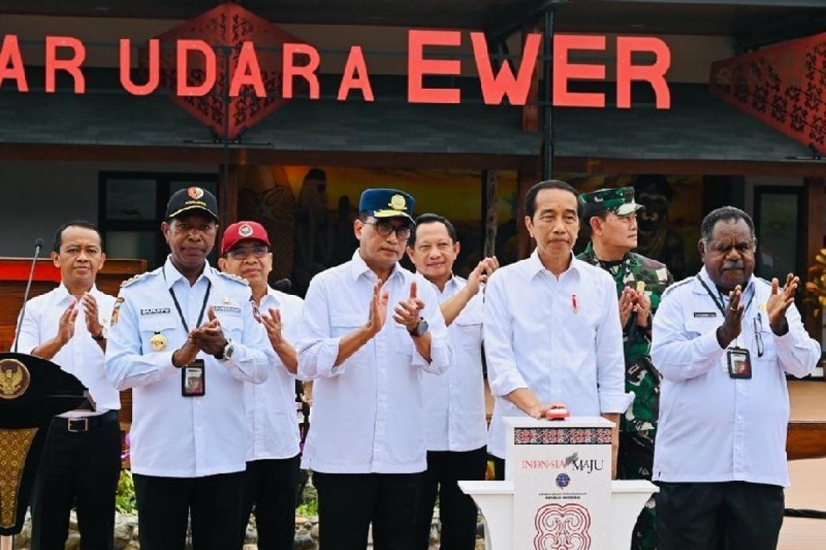 Warga Asmat antusias sambut kedatangan Presiden Joko Widodo