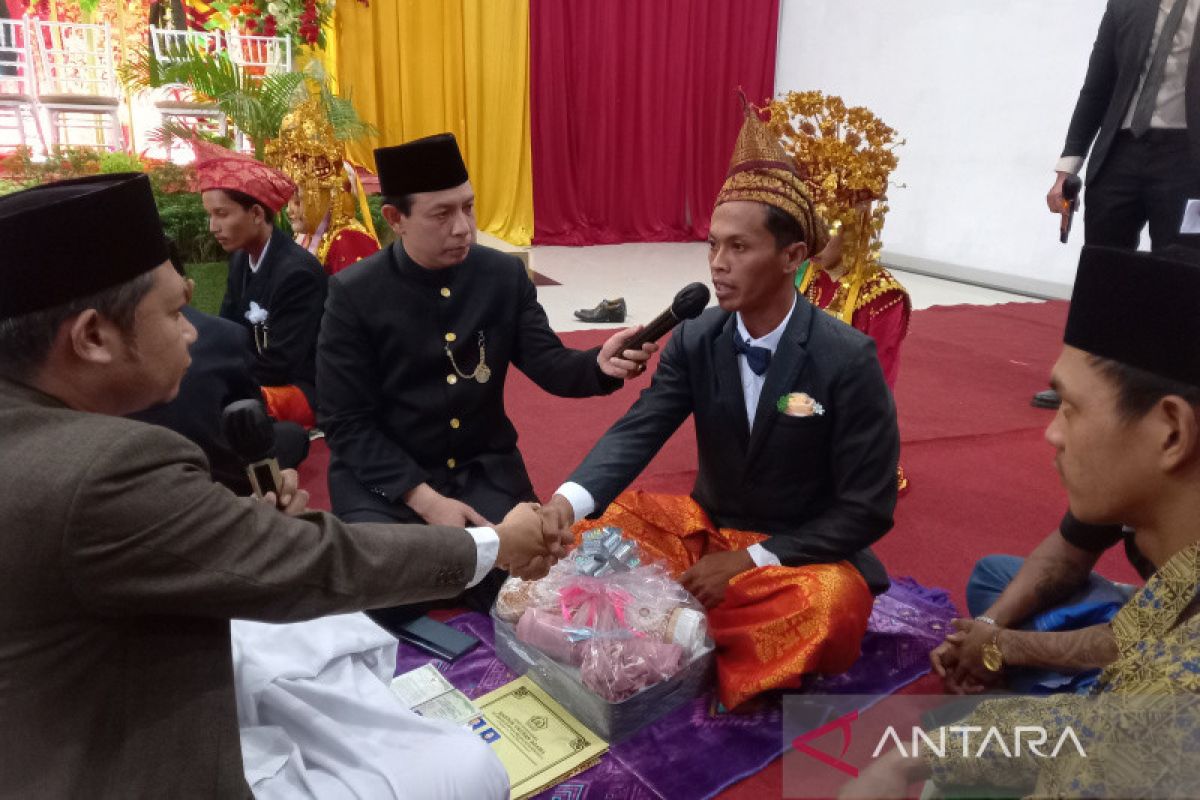 Lestarikan tradisi Bengkulu lewat nikah massal