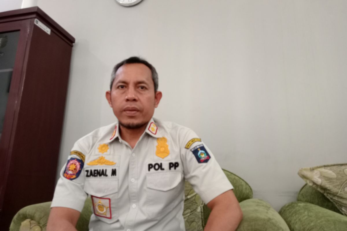 Satpol PP Loteng tertibkan juru parkir ilegal di Pasar Jelojok