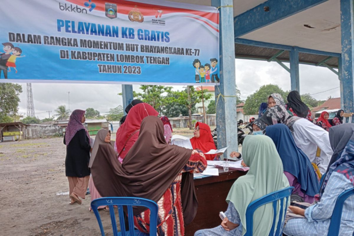 Lombok Tengah gelar layanan KB gratis untuk pedagang pasar