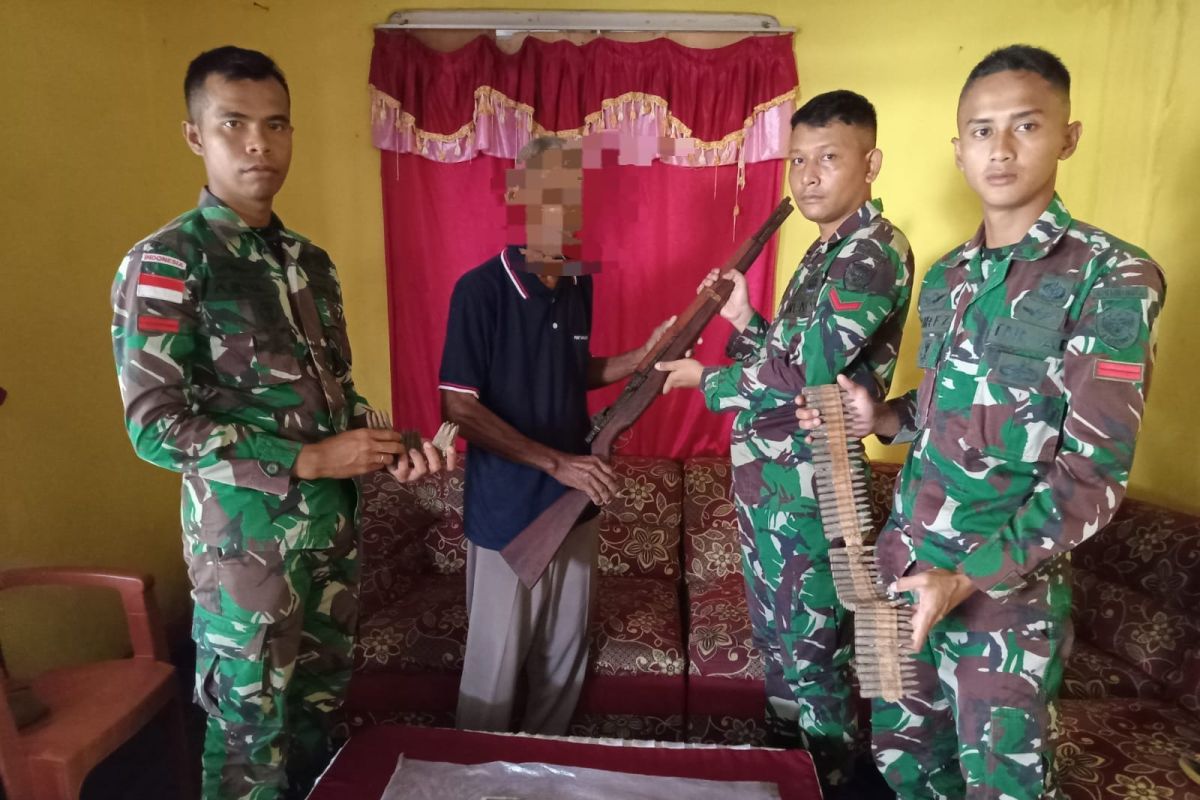 Satgas Yonarhanud 3/Yby terima senjata standar dari warga Morotai