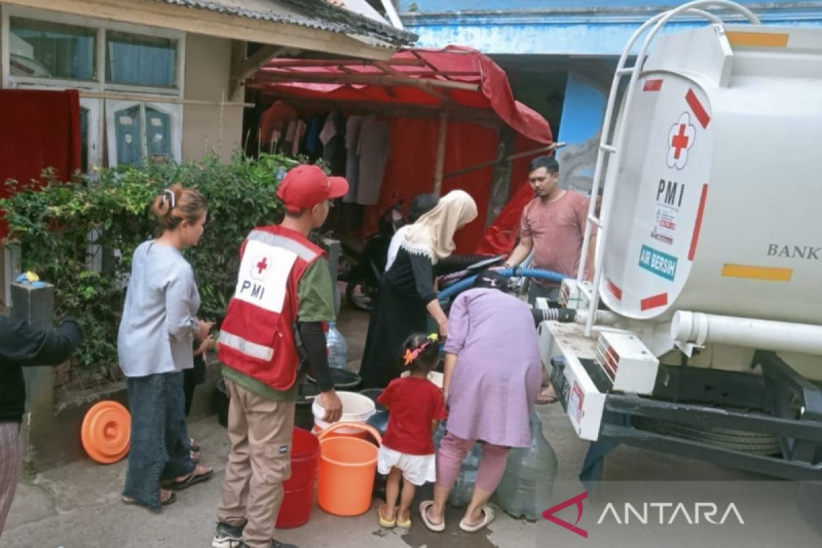 Pemkab Cianjur dan PMI masih berikan air bersih ke penyintas gempa