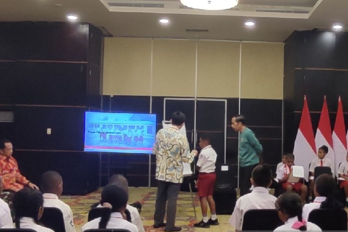 Presiden Joko Widodo tes hitung cepat terhadap pelajar SD di Tanah Papua