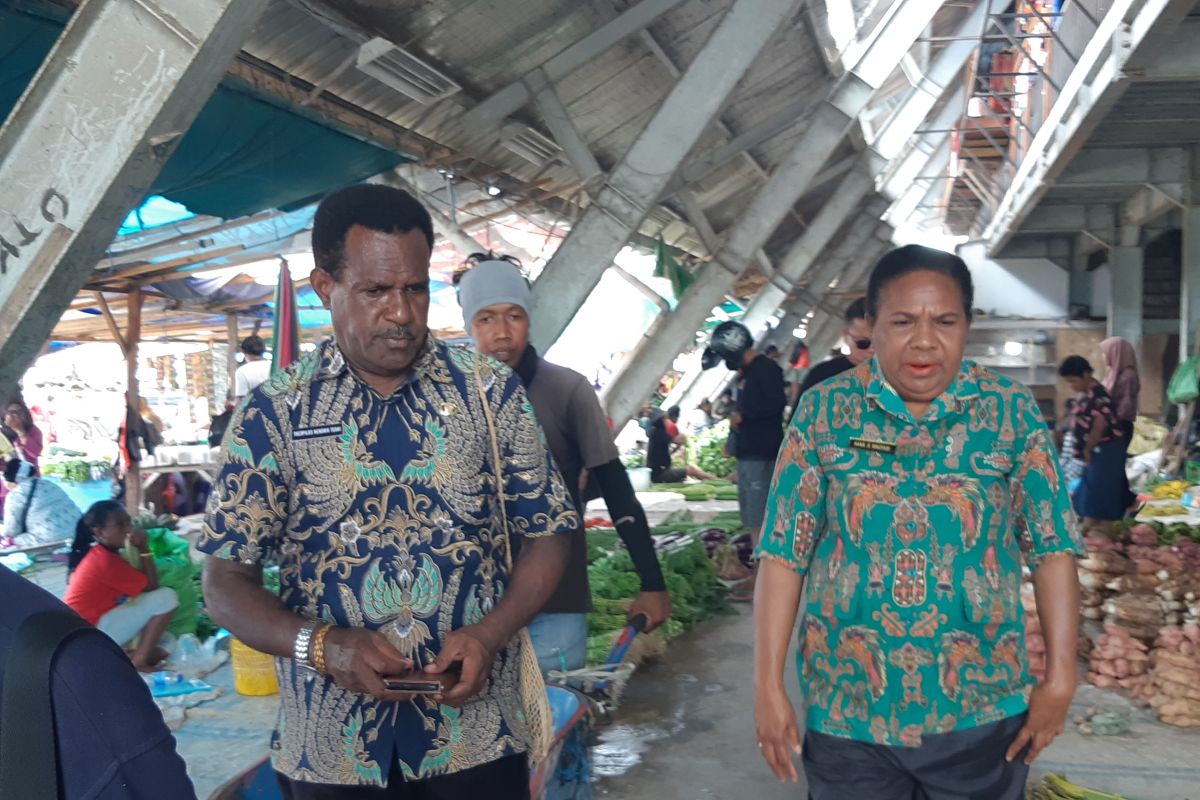 Presiden Joko Widodo serahkan bahan pokok bagi pedagang Pasar Phara Sentani