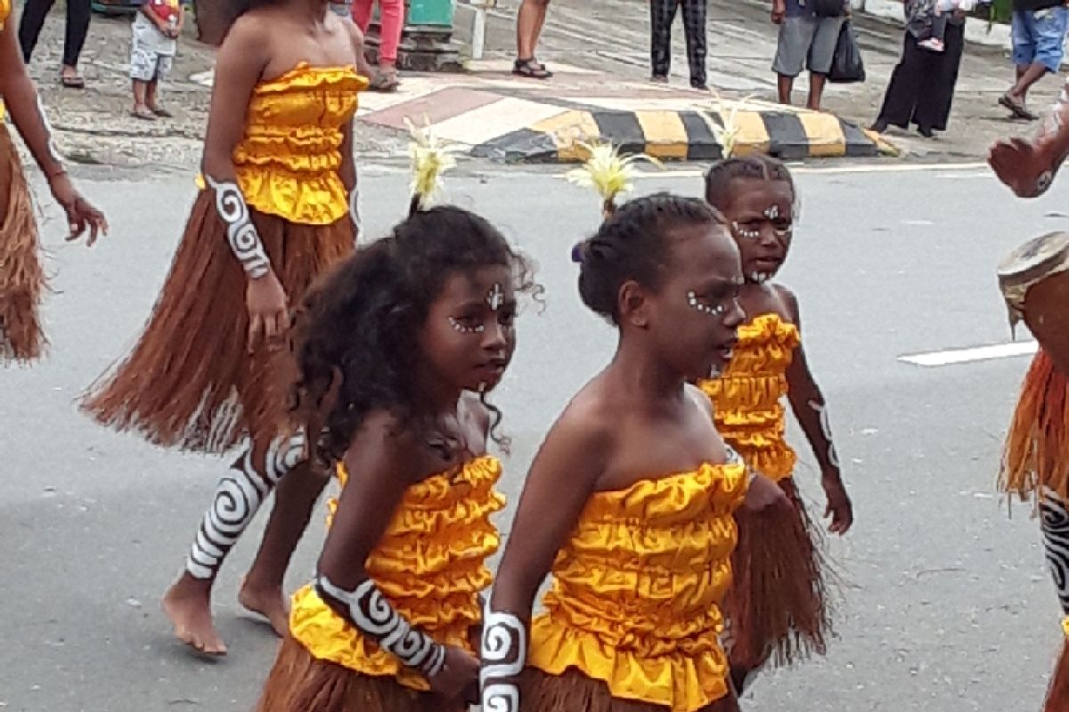Seribuan warga Biak parade Tari Wor Festival BMW