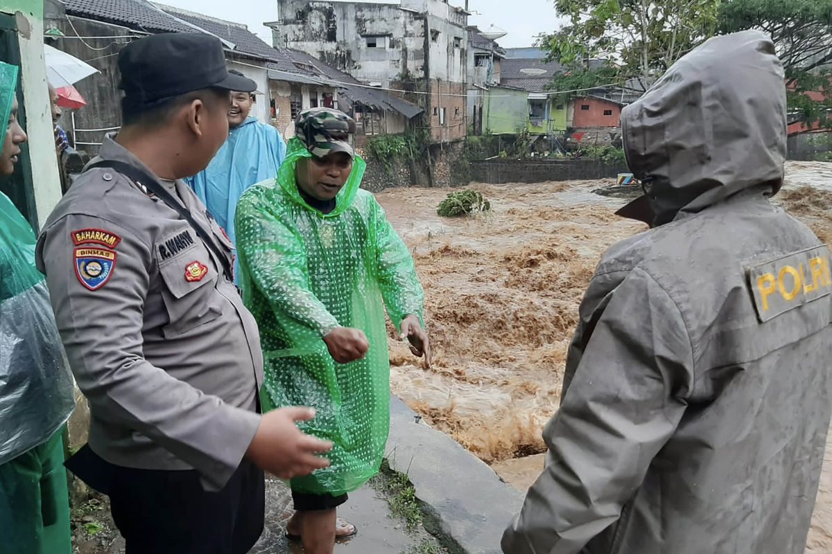 Satu orang dilaporkan terseret arus saat air sungai meluap  di Malang