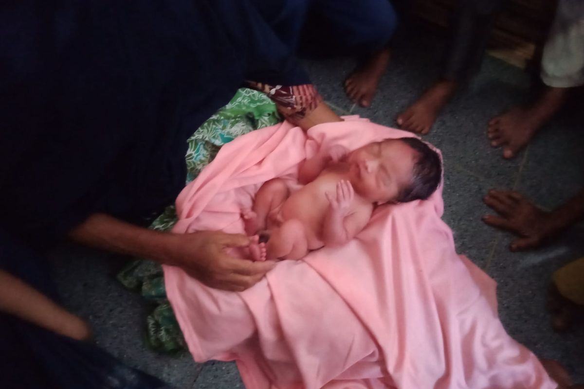Tega! Bayi malang di Lombok Timur dibuang di berugak tengah sawah
