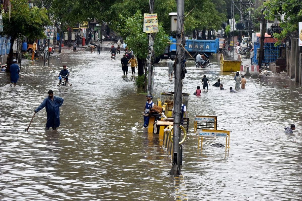 Album Asia: Hujan monsun lebat guyur Lahore, Pakistan