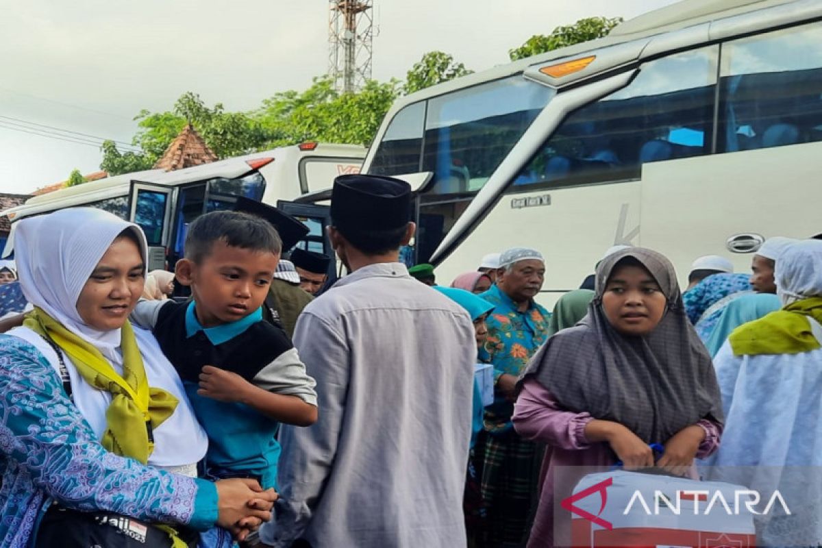 Seorang haji asal Sumenep diangkut ambulans dari Surabaya