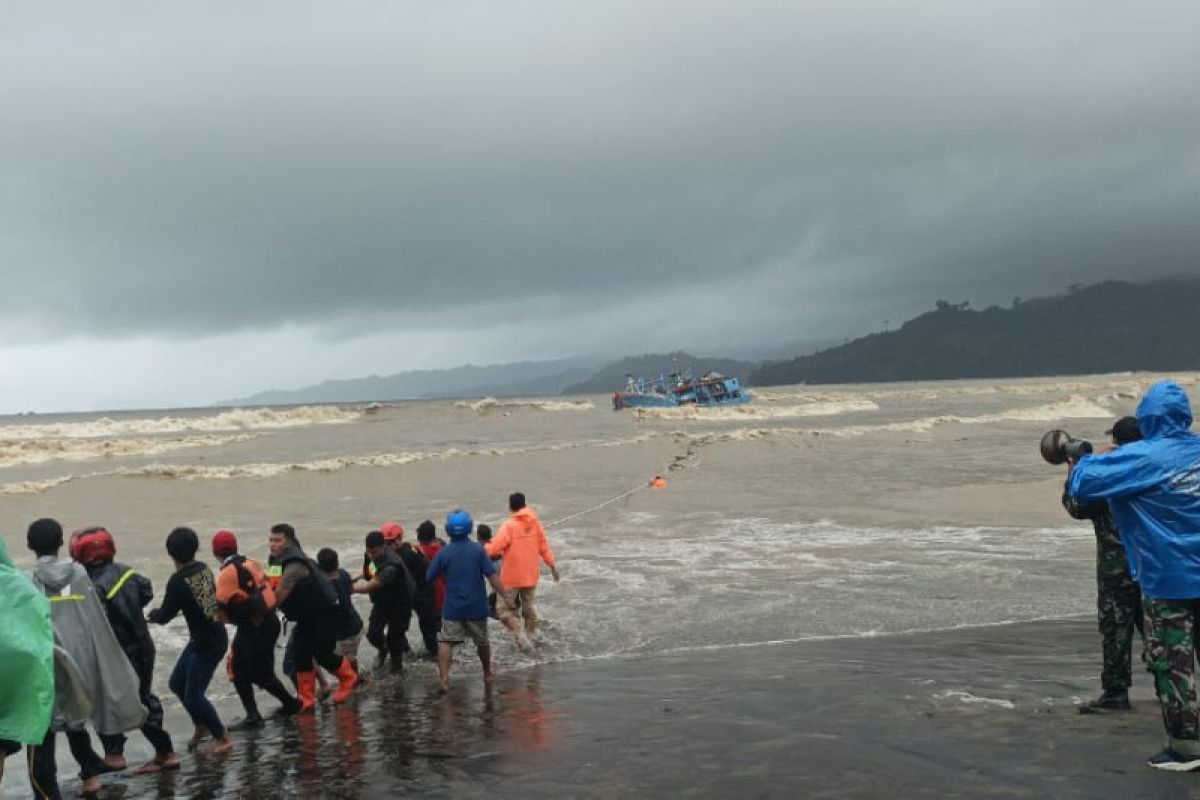 Satu ABK kapal kandas di Pantai Neyama Tulungagung meninggal usai dievakuasi