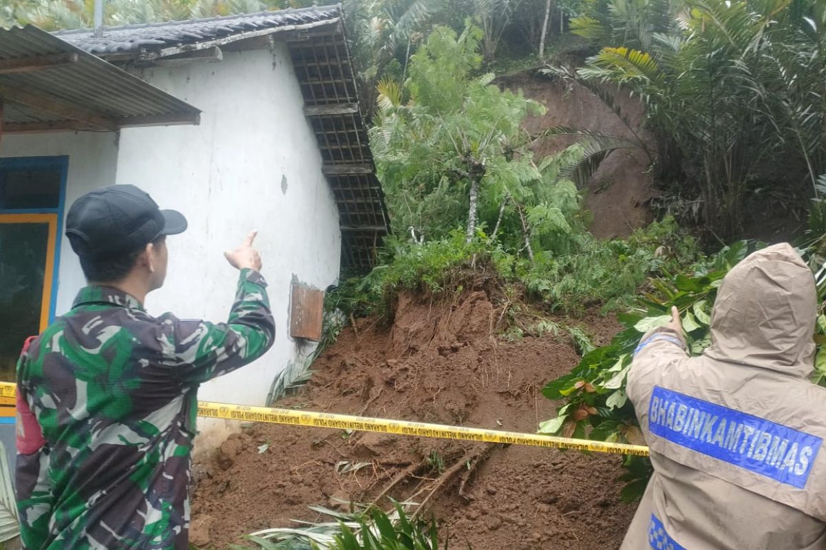 BPBD Lumajang evakuasi tiga korban meninggal tanah longsor