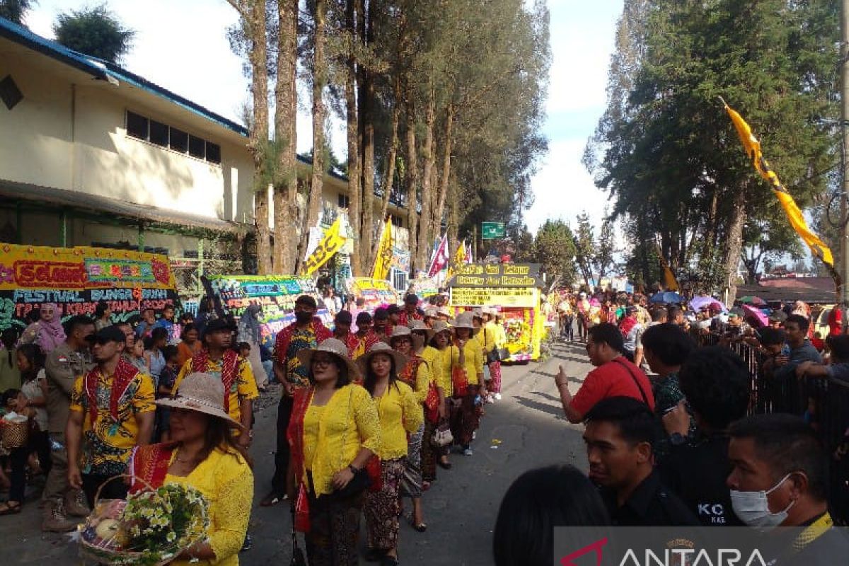 Bupati Karo sebut festival bunga dan buah momentum bangkitkan pariwisata