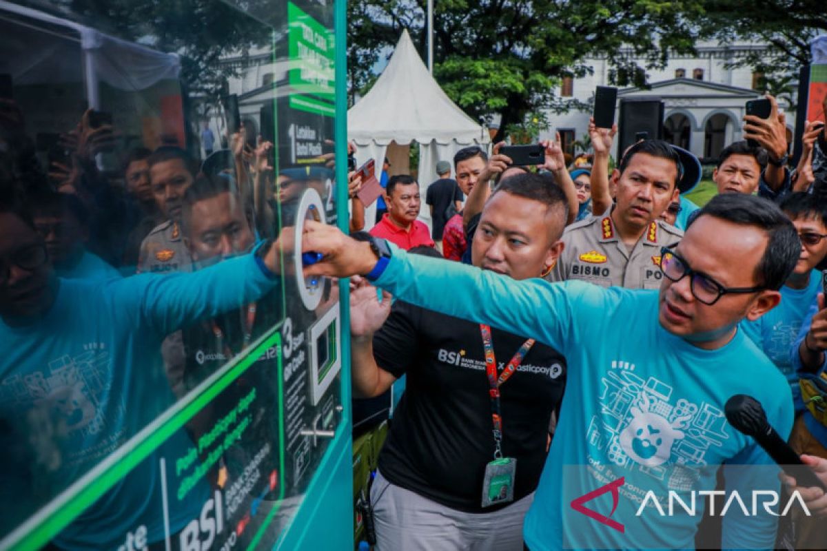 Pemkot Bogor menerima bantuan mesin penukar botol plastik