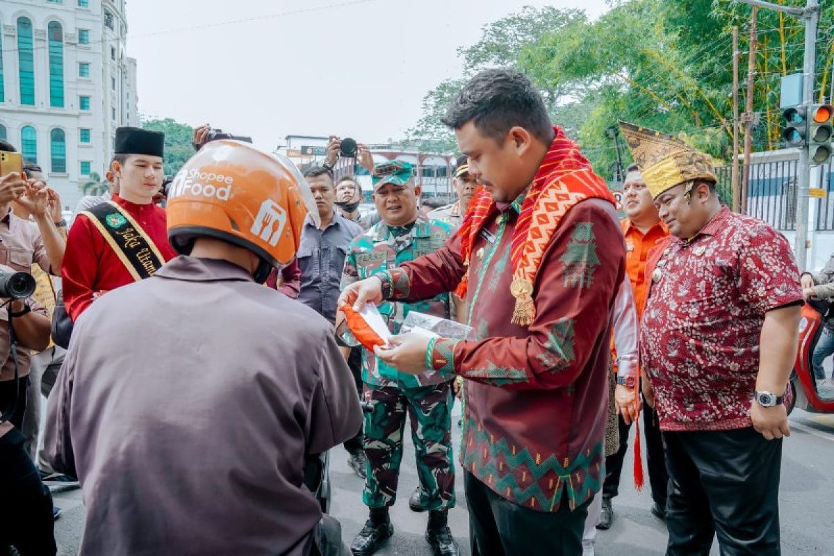 Wali Kota Bobby bagikan 500 Bendera Merah Putih ke pengendara