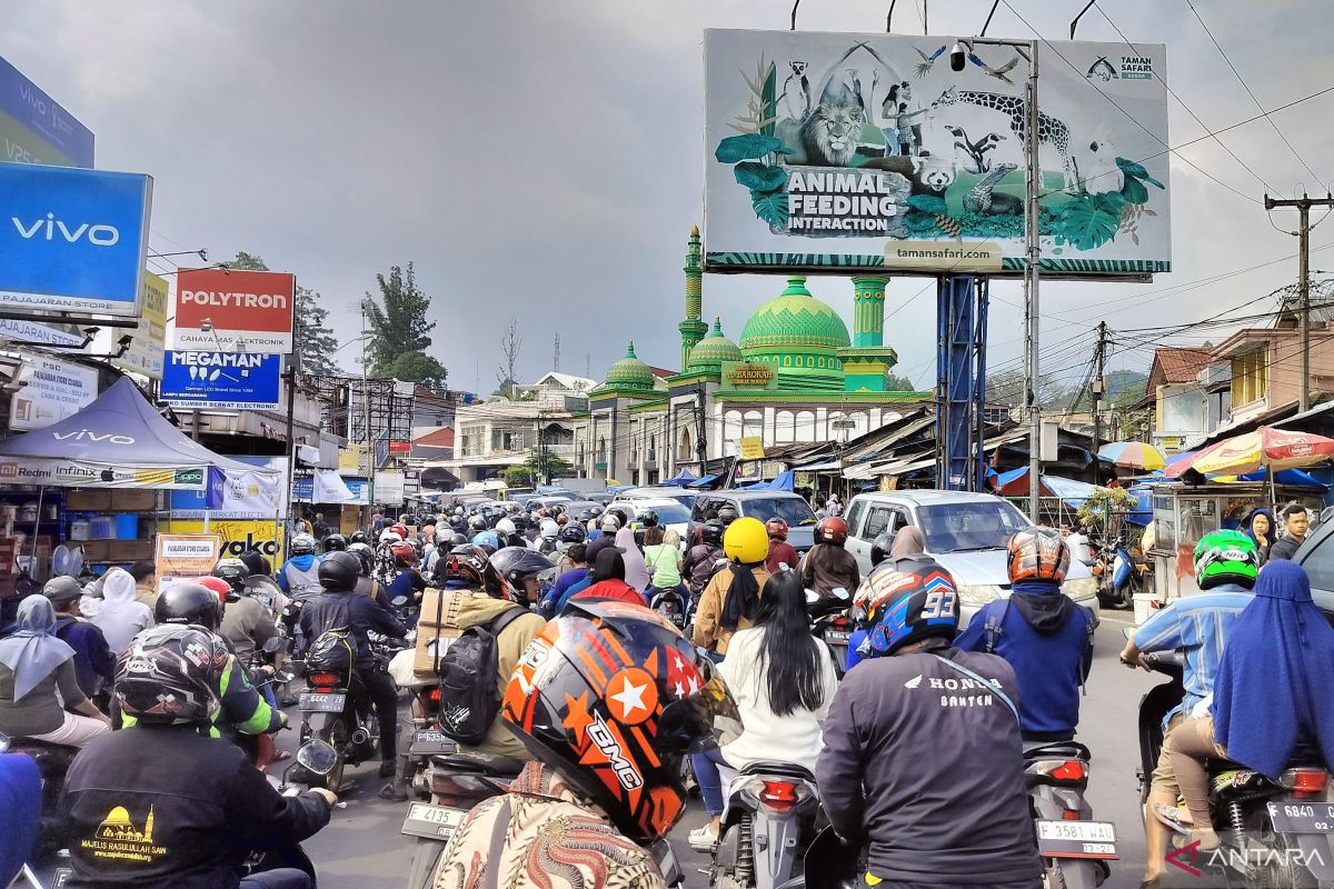 Volume kendaraan di Jalur Puncak Bogor meningkat selama libur sekolah