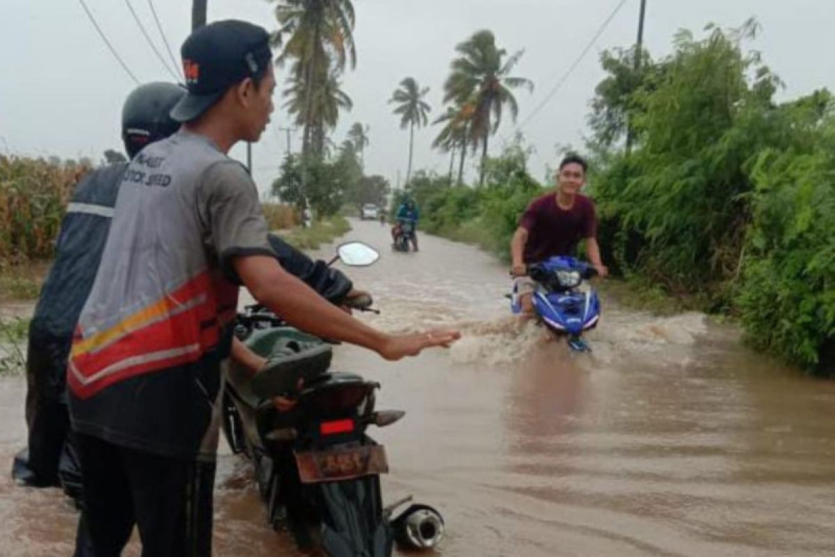 Ribuan rumah di Lunyuk Sumbawa diterjang banjir: TNI sigap bantu korban