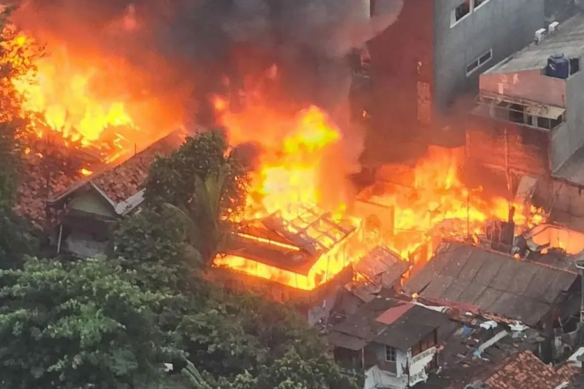 80 personel Gulkarmat Jaksel padamkan kebakaran rumah di Setiabudi - ANTARA  News