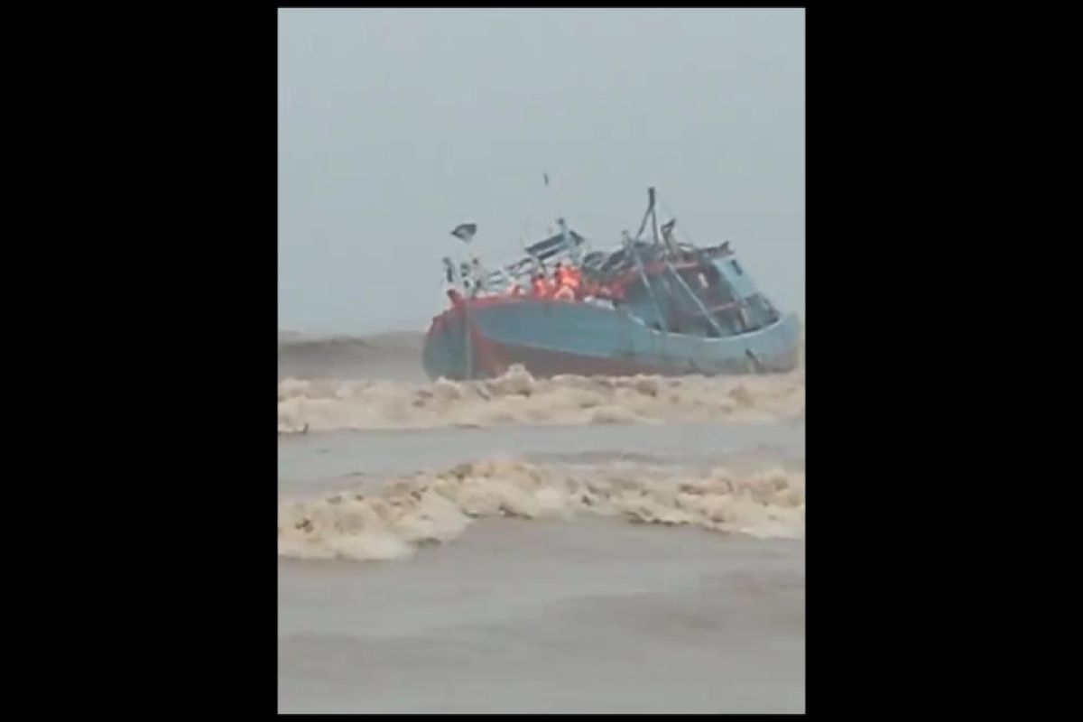 Badai & ombak tinggi, kapal ikan kandas di Pantai Neyama Tulungagung