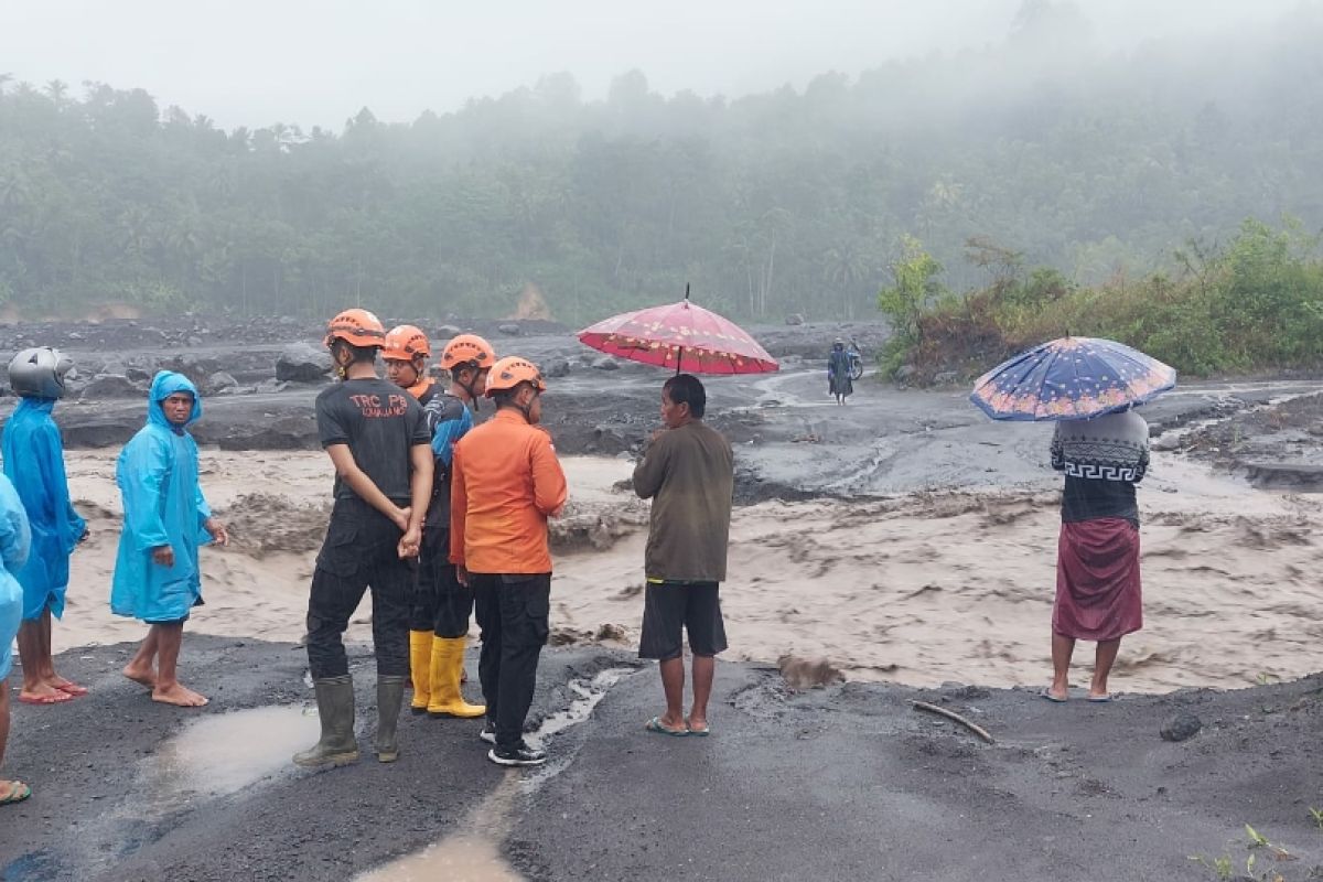 Banjir lahar dingin Gunung Semeru terjang dan rusakan sejumlah jembatan di Lumajang
