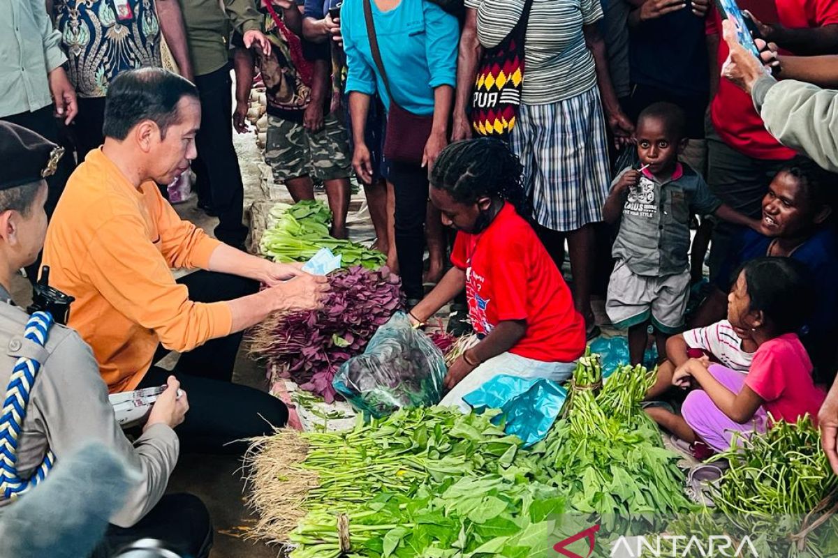 President monitors prices, distributes aid at Papua's Pharaa Market