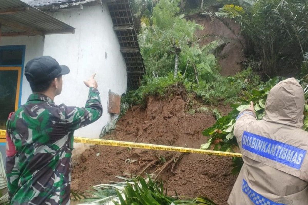 BPBD Lumajang evakuasi tiga korban meninggal akibat tanah longsor