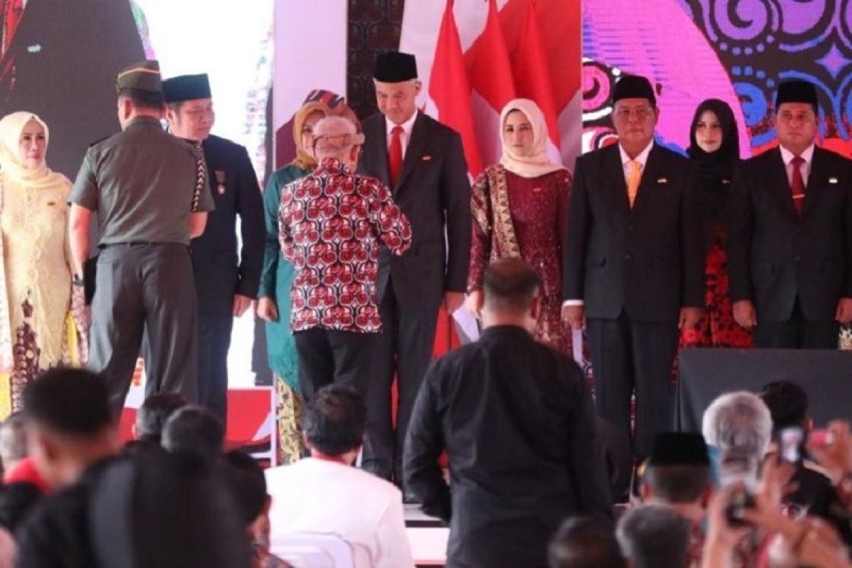 Gubernur Jateng Ganjar Pranowo terima Penghargaan Satyalencana Wira Karya