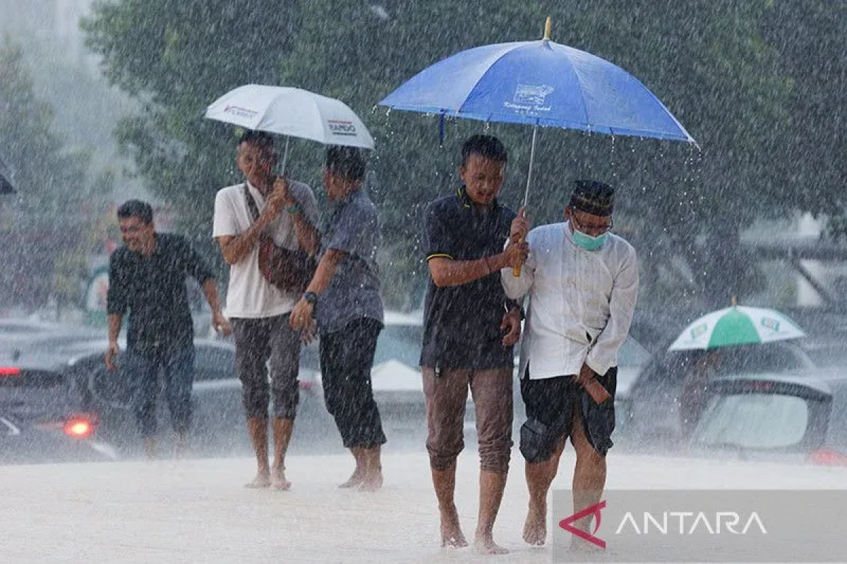 BMKG prakirakan hujan berpeluang guyur sejumlah kota besar