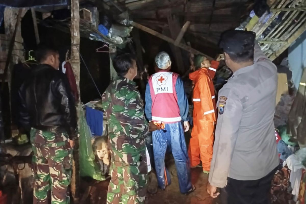Seorang meninggal dunia akibat tanah longsor di Kabupaten Malang Jatim